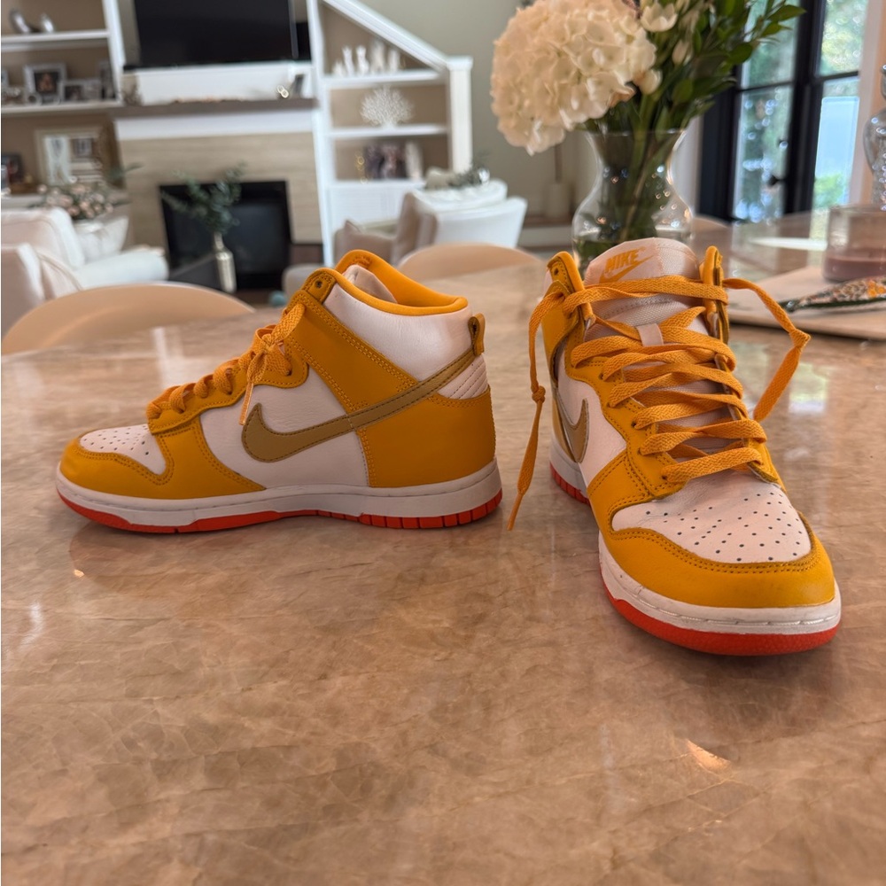 2021 Nike Dunk High Top in University Gold Orange. Size 7 W. Style DQ4691-700